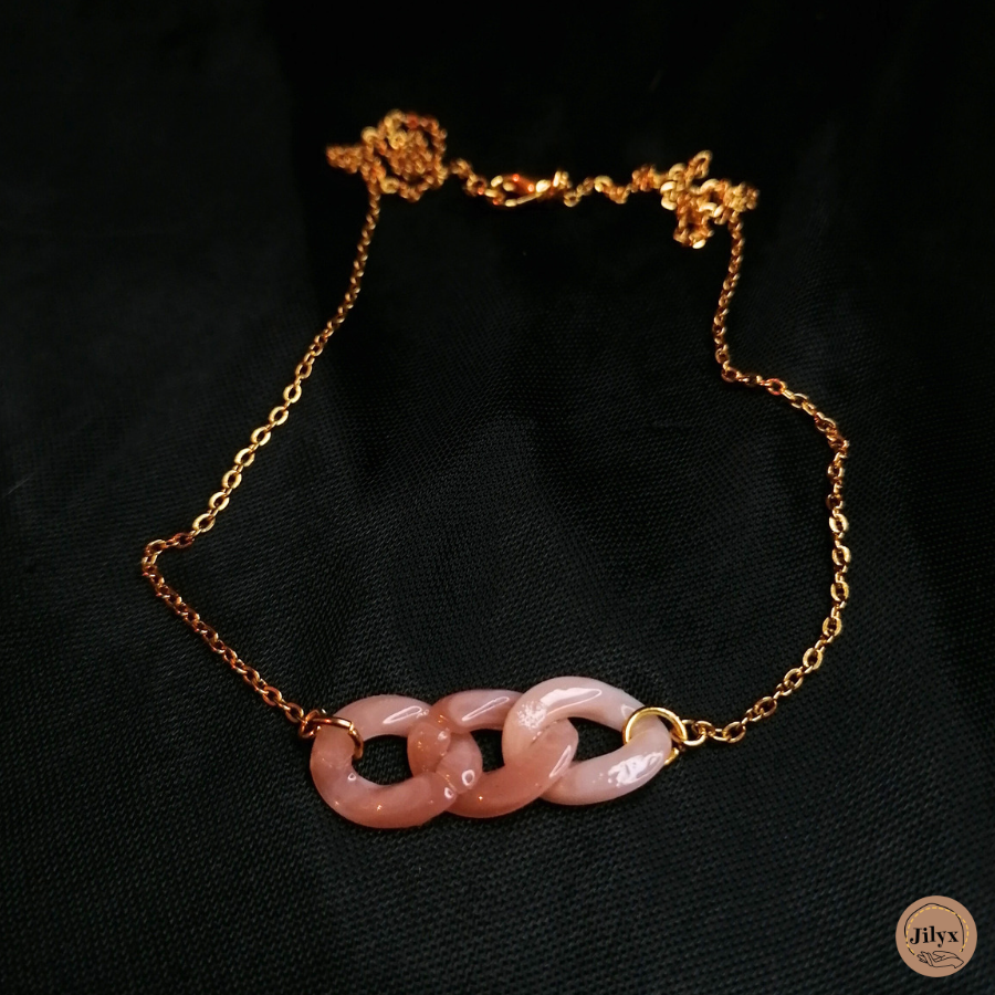 Collier doré avec pendentif chaines en résine rose satin