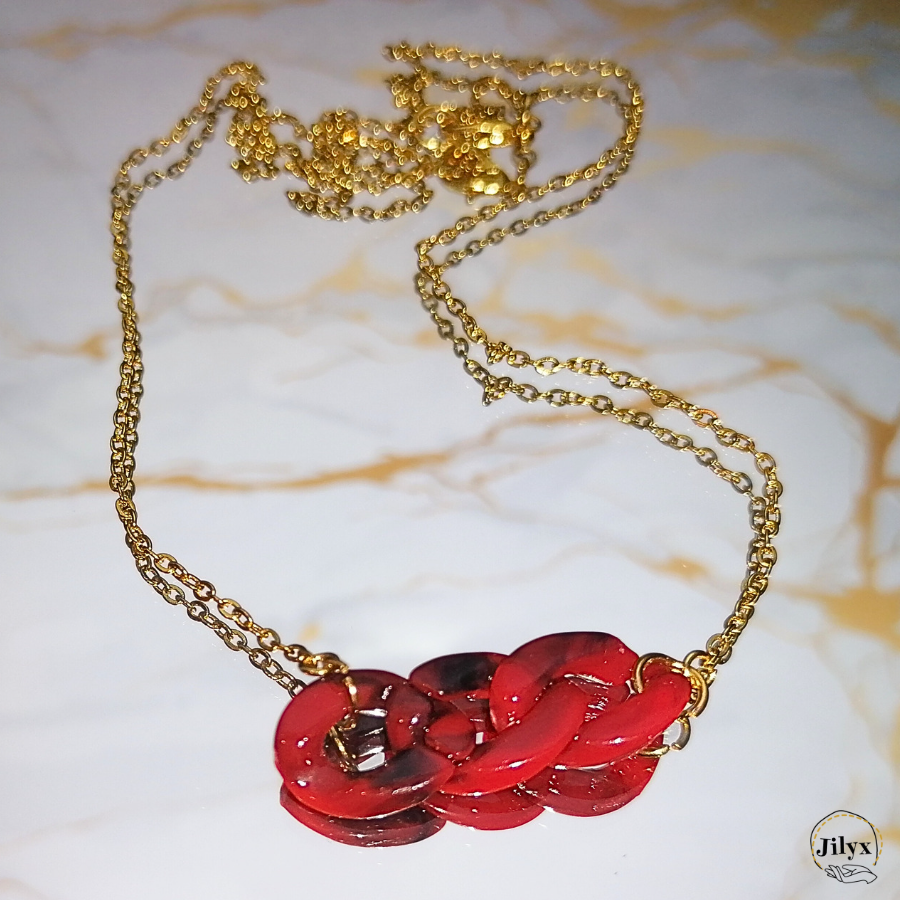 Collier doré avec pendentif chaines en résine rouge marbre