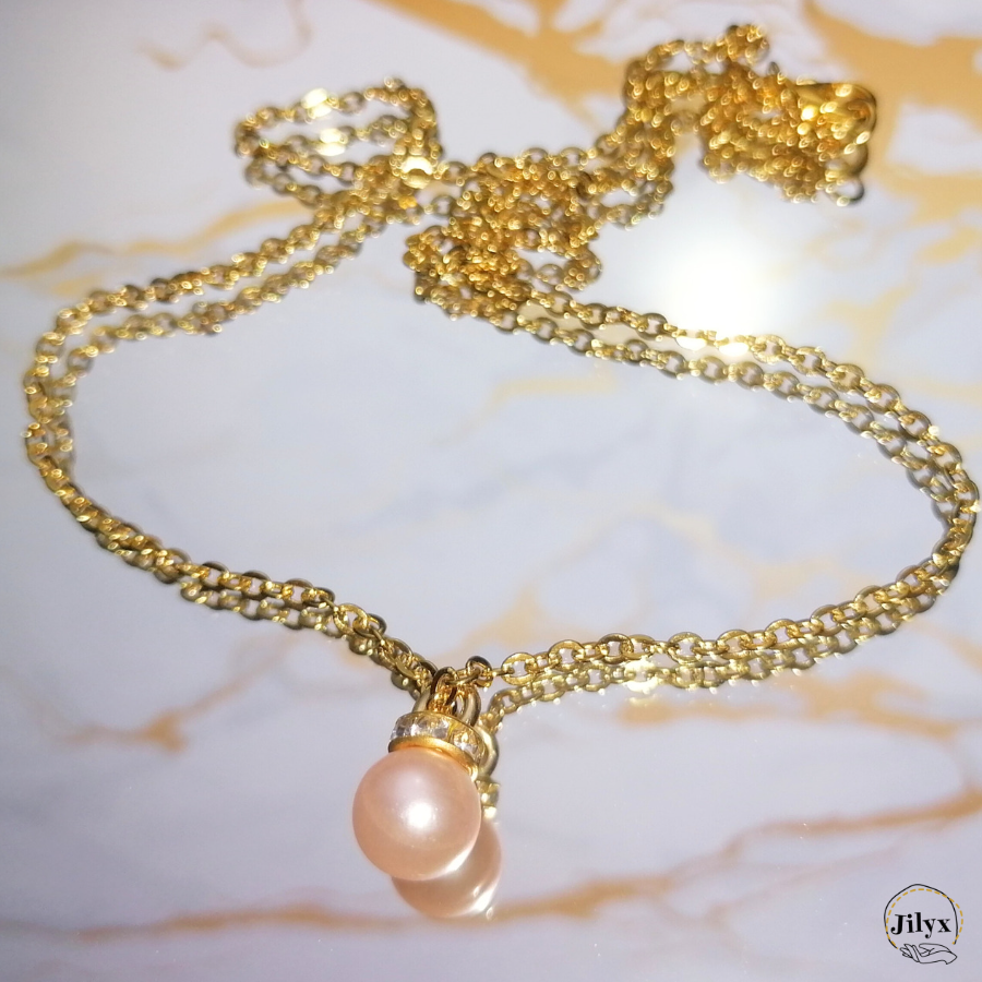 Collier doré avec pendentif perle rose marbre
