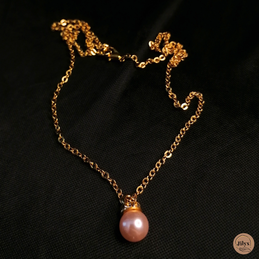 Collier doré avec pendentif perle rose satin