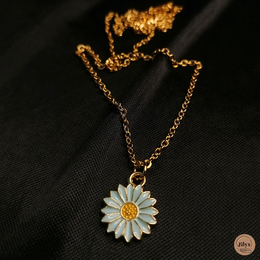 Collier doré avec pendentif petite fleur bleue satin