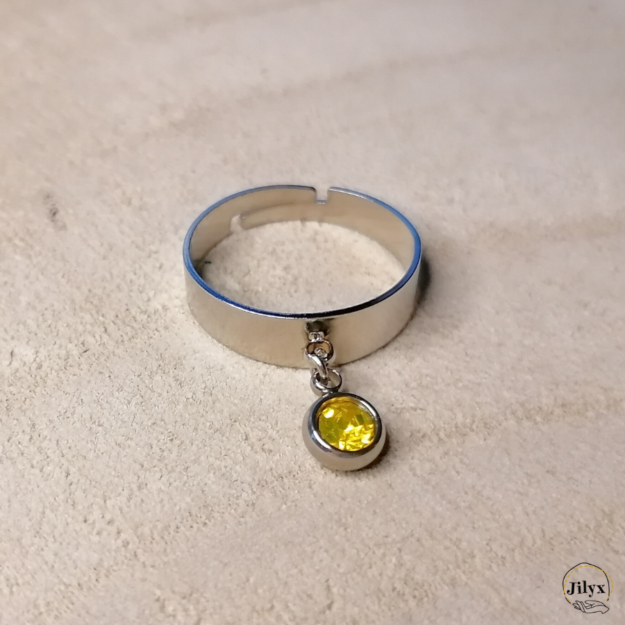 Bague argentée 5mm strass jaune bois