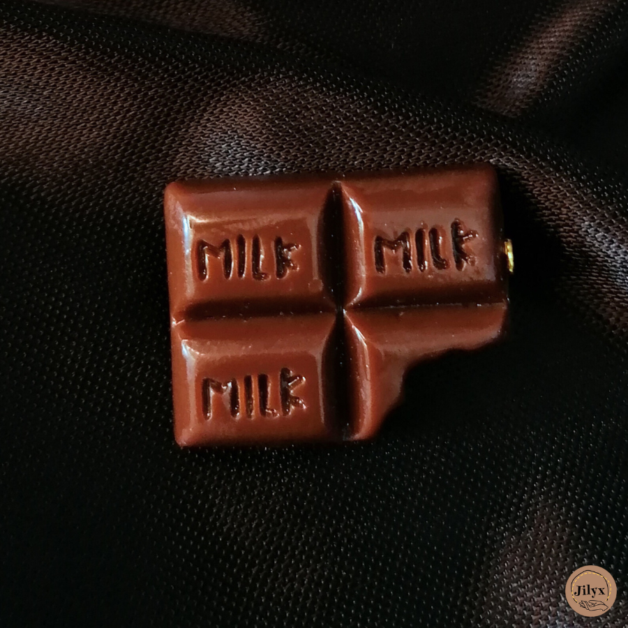 Pins tablette de chocolat mordue marron satin