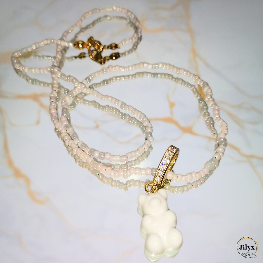 Collier en perles blanc avec pendentif ourson marbre