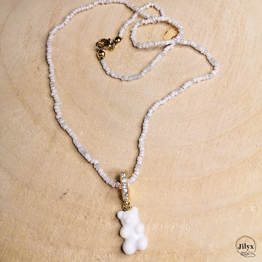 Collier en perles blanc avec pendentif ourson bois