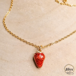 Collier doré avec pendentif fraise bois