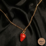 Collier doré avec pendentif fraise satin