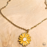 Collier doré avec pendentif fleur jaune bois