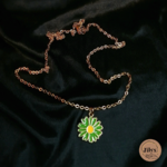 Collier doré avec pendentif fleur vert satin