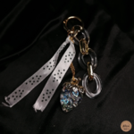 Porte clef fraise blanc satin