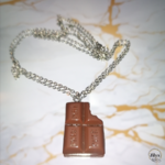 Collier avec pendentif tablette de chocolat croquée marron marbre