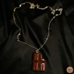 Collier avec pendentif tablette de chocolat croquée marron satin