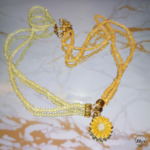 Collier ras de cou avec pendentif fleur jaune marbre