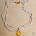 Collier ras de cou blanc pendentif fleur bois