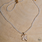 Collier en perles blanc avec pendentif trèfle à quatre feuilles blanc bois