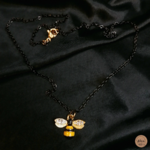 Collier avec pendentif abeille noir satin