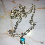 Collier argenté avec pendentif strass bleu marbre