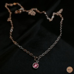 Collier argenté avec pendentif strass rose satin