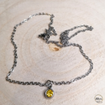 Collier argenté avec pendentif strass jaune bois