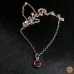 Collier argenté avec pendentif strass rouge rubis satin