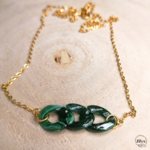 Collier doré avec pendentif chaines en résine vert bois