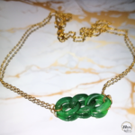 Collier doré avec pendentif chaines en résine vert marbre