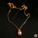 Collier doré avec pendentif perle rose satin