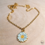 Collier doré avec pendentif petite fleur bleue bois