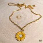 Collier doré avec pendentif petite fleur jaune bois