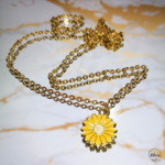 Collier doré avec pendentif petite fleur jaune marbre