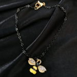 Bracelet pendentif abeille chaine noir satin