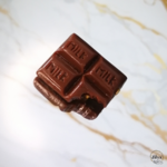 Pins tablette de chocolat mordue marron marbre