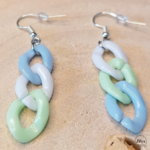 Boucles d'oreilles chaines grandes mailles bleu, vert, blanc bois