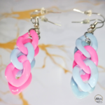 Boucles doreilles chaines grandes mailles rose et bleu marbre