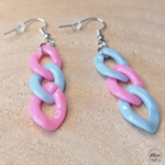 Boucles doreilles chaines grandes mailles rose et bleu bois