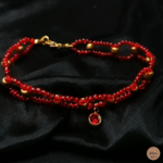 Bracelet rouge croisé avec pendentif strass satin