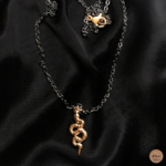 Collier avec pendentif serpent noir satin