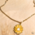 Collier doré avec pendentif fleur jaune bois