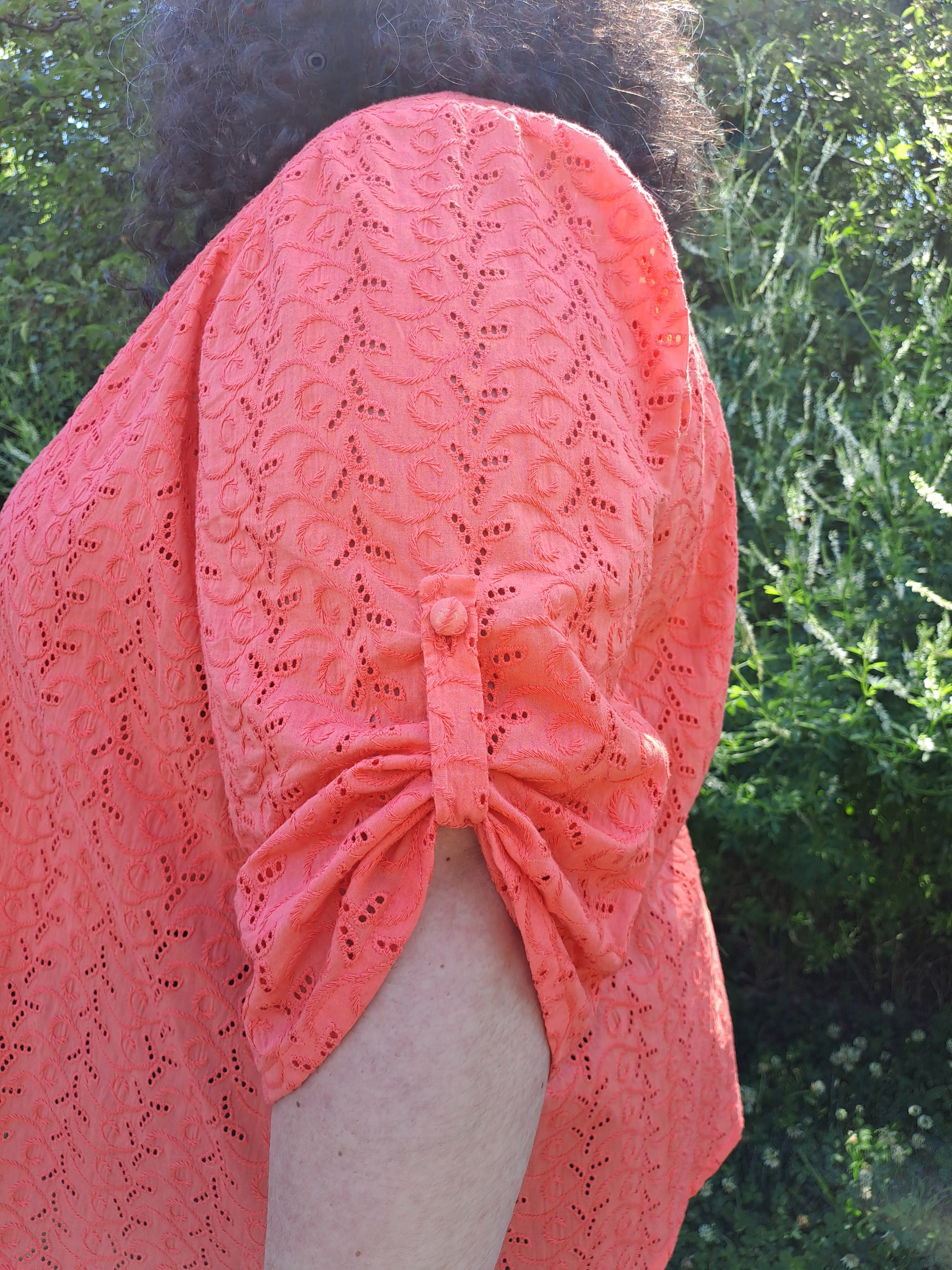 zoom manche froncée chemisier Aurore broderie couds tes reves