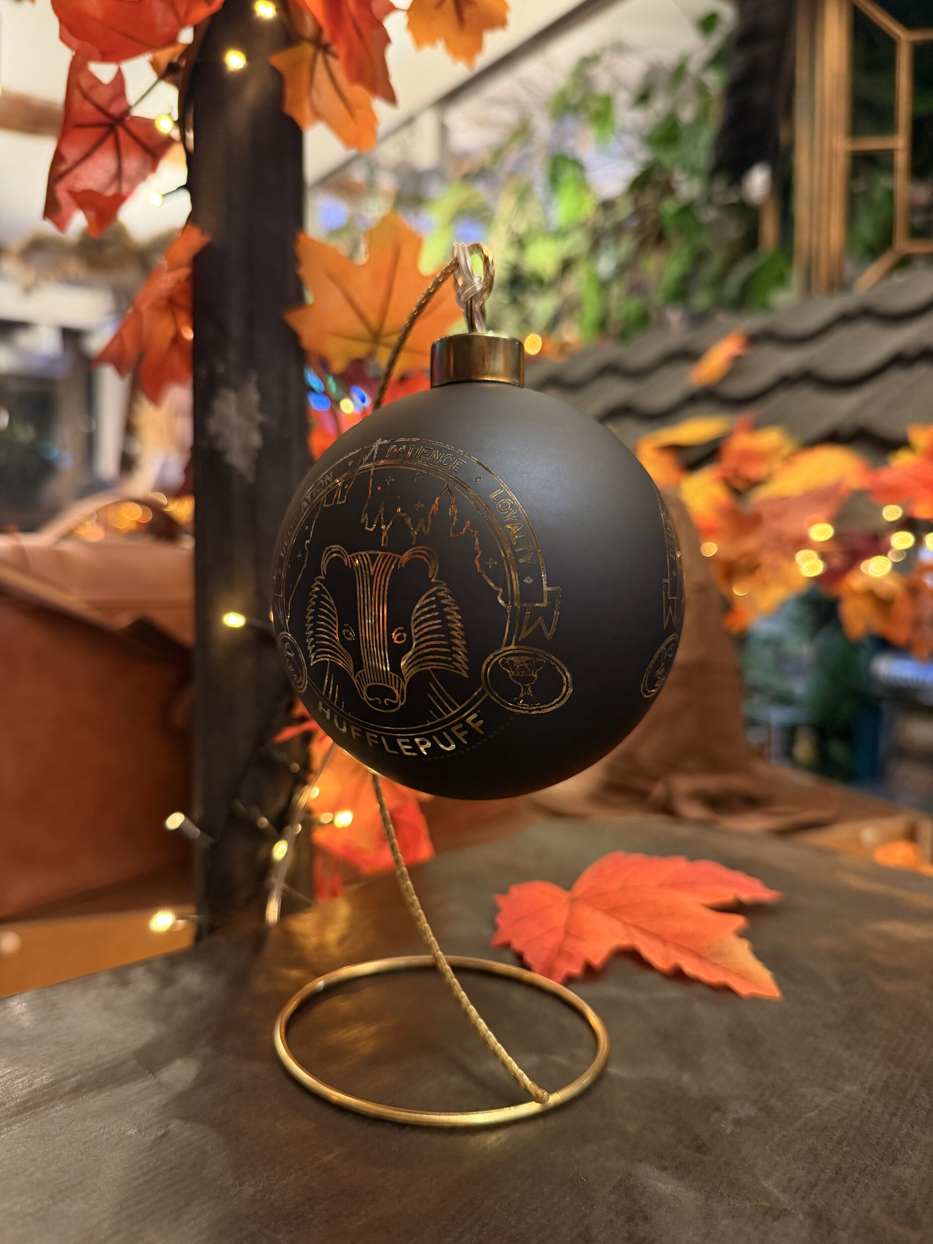Petite_Boule_de_Noël_Lumineuse_Poufsouffle_HP24326_1