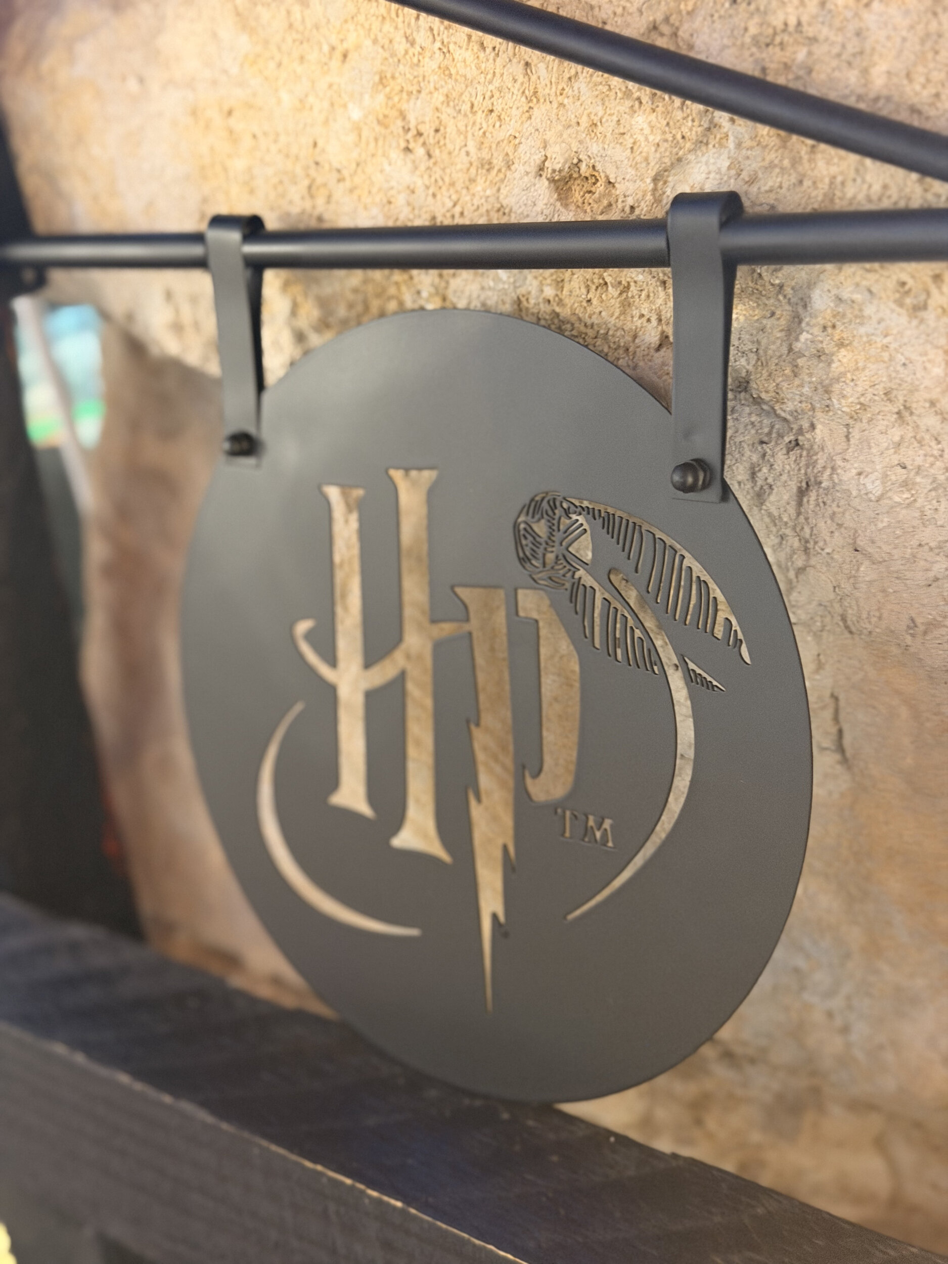 Signalétique_de_porte_et_façade_HP_enseigne_drapeau_Harry_Potter_HP81804_4