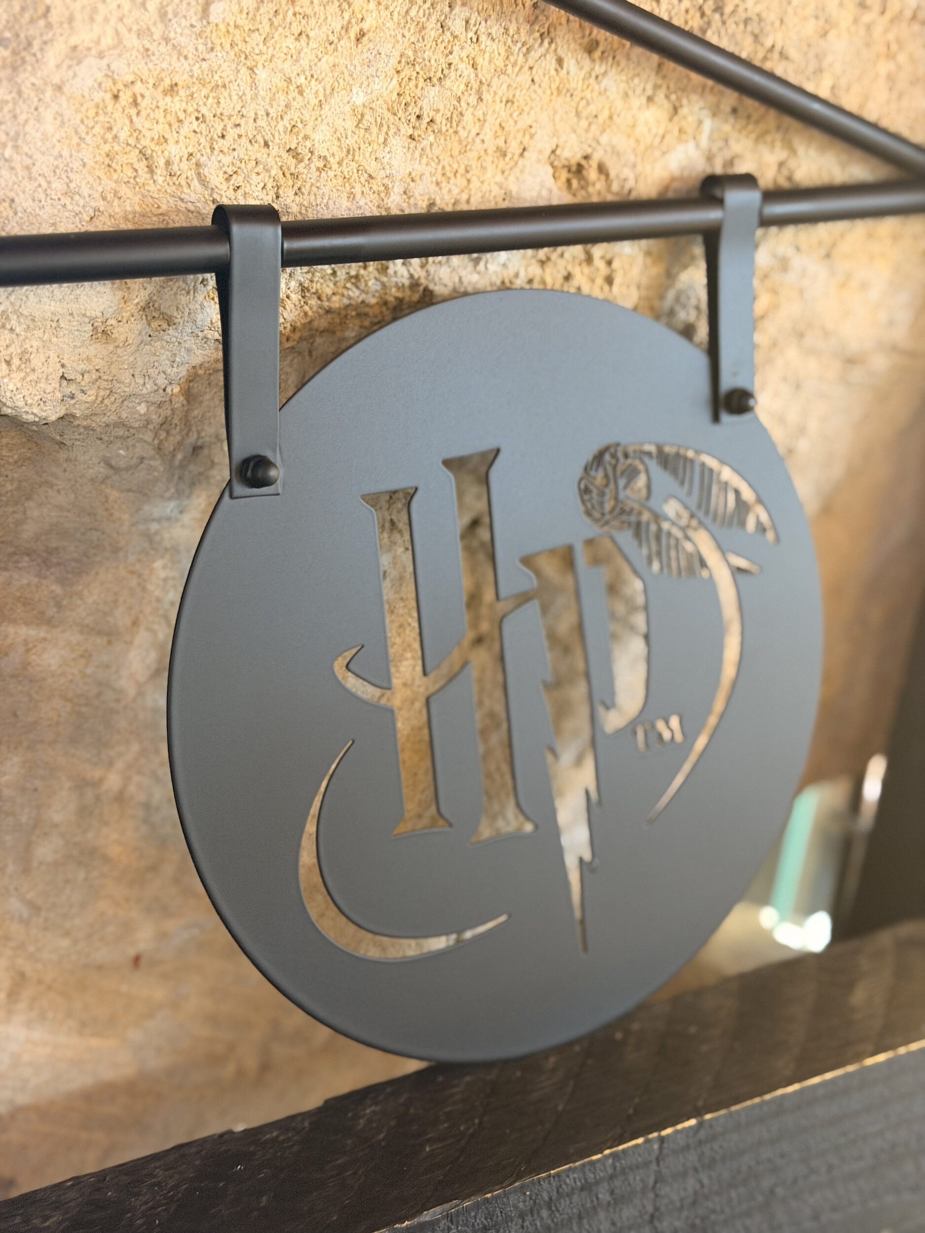 Signalétique_de_porte_et_façade_HP_enseigne_drapeau_Harry_Potter_HP81804_2
