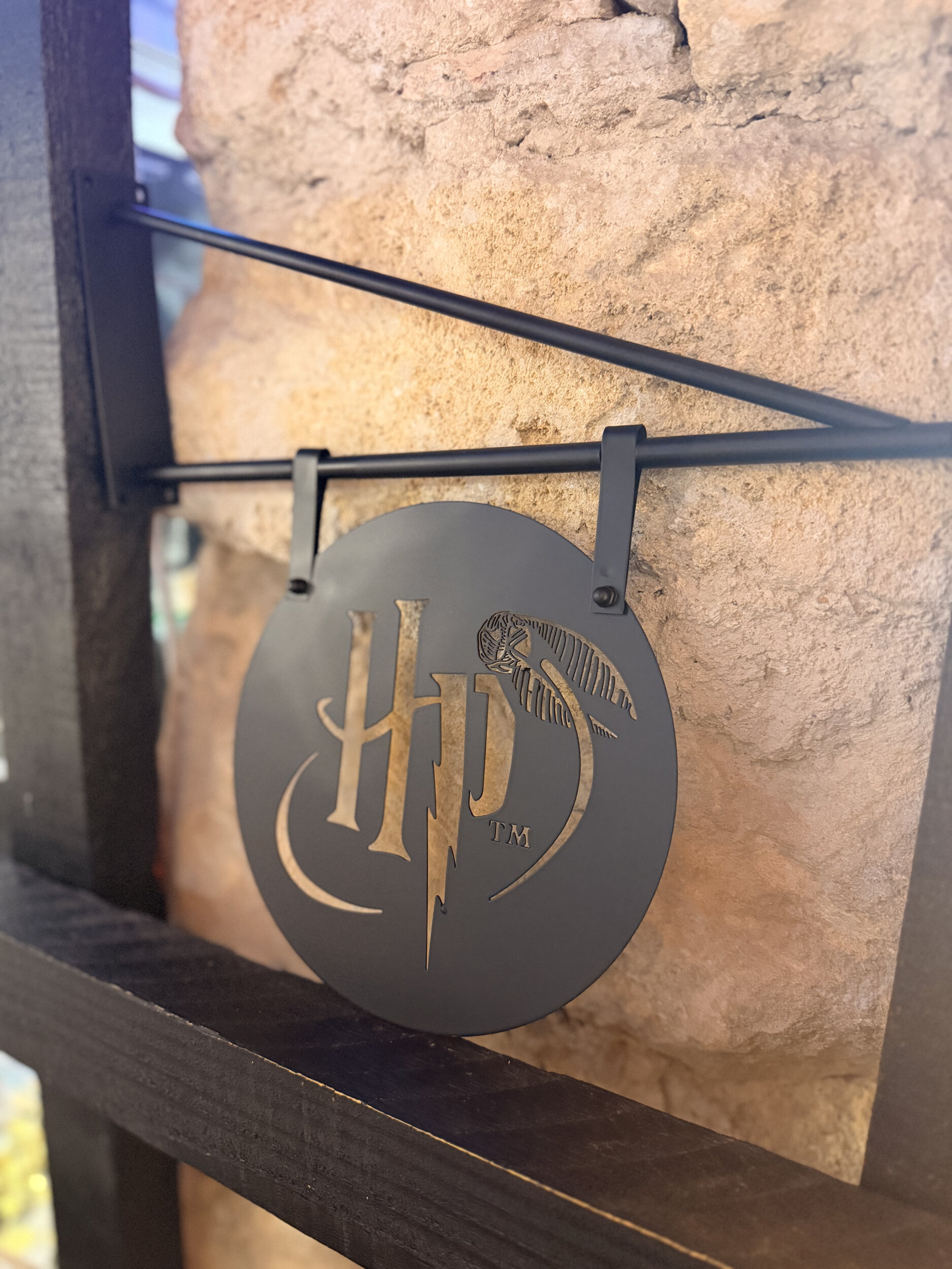 Signalétique_de_porte_et_façade_HP_enseigne_drapeau_Harry_Potter_HP81804_1
