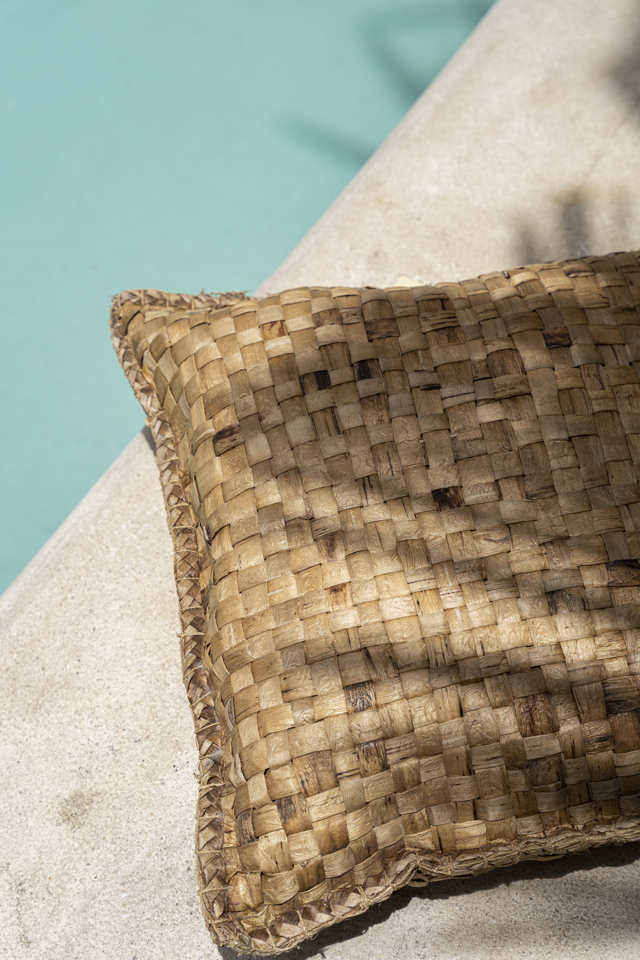Coussin carré marron en jacinthe deau au bord dune piscine