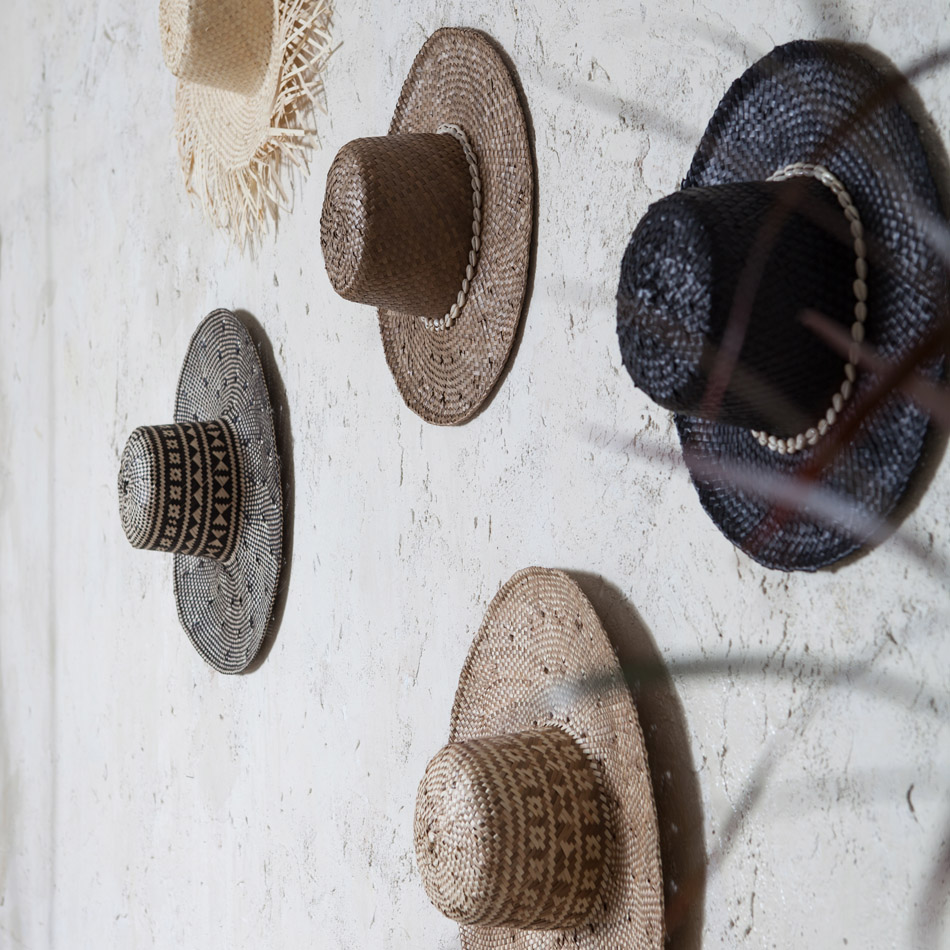 Chapeaux Décoratifs - Marron / Beige / Noir sur un mur
