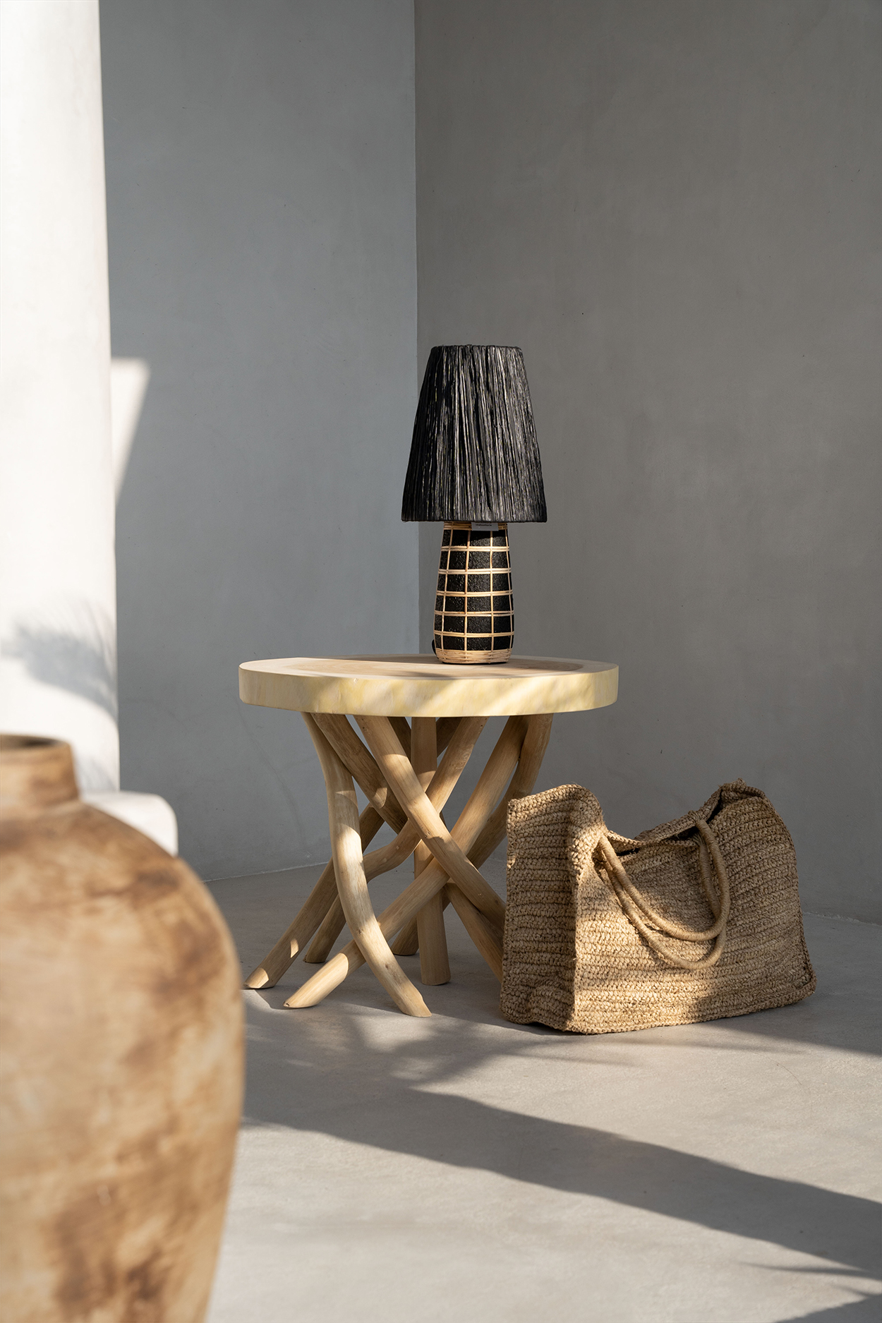 Table Basse teck avec lampe noire et sac raphia