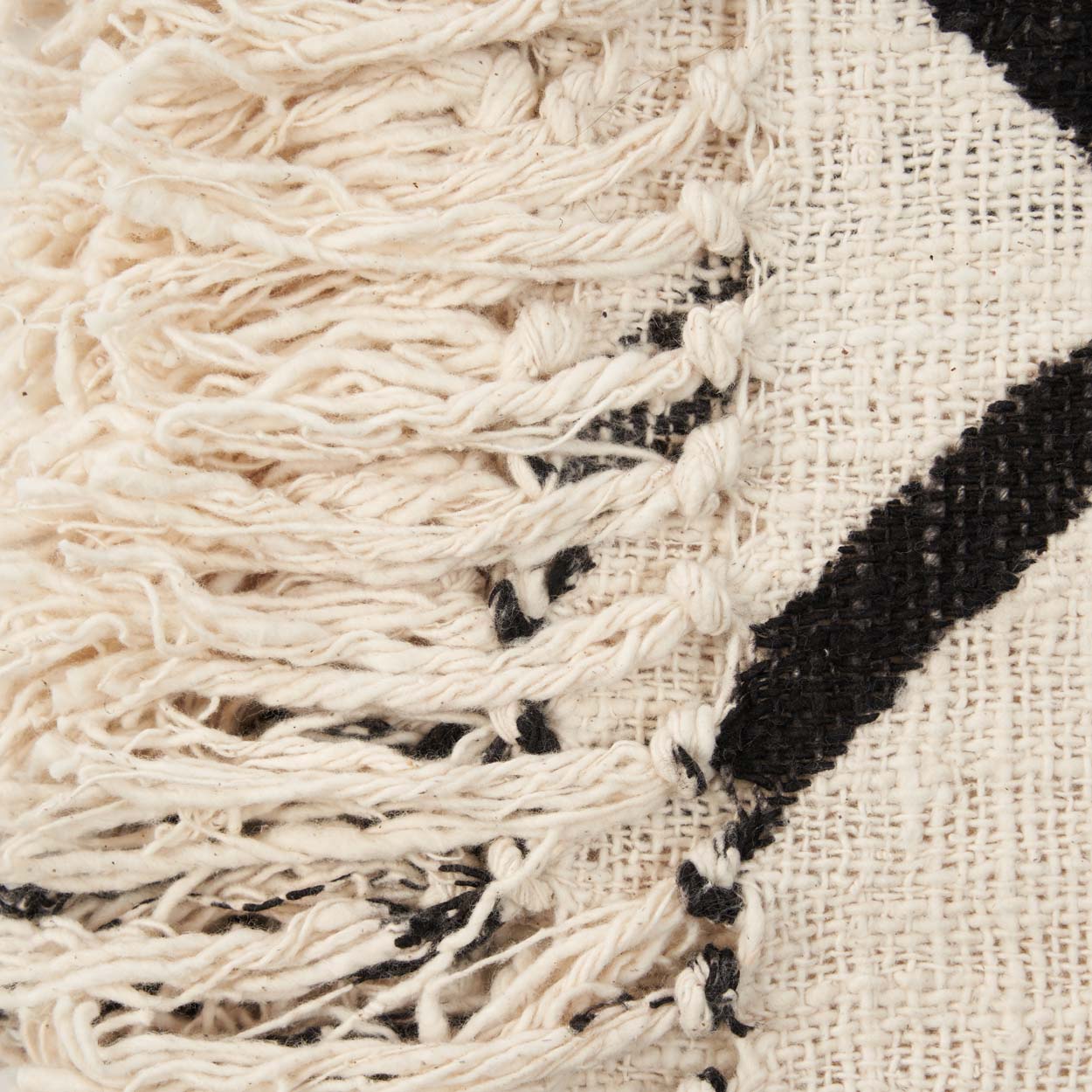 Tissu beige et noir et macramé réalisé en Indonésie
