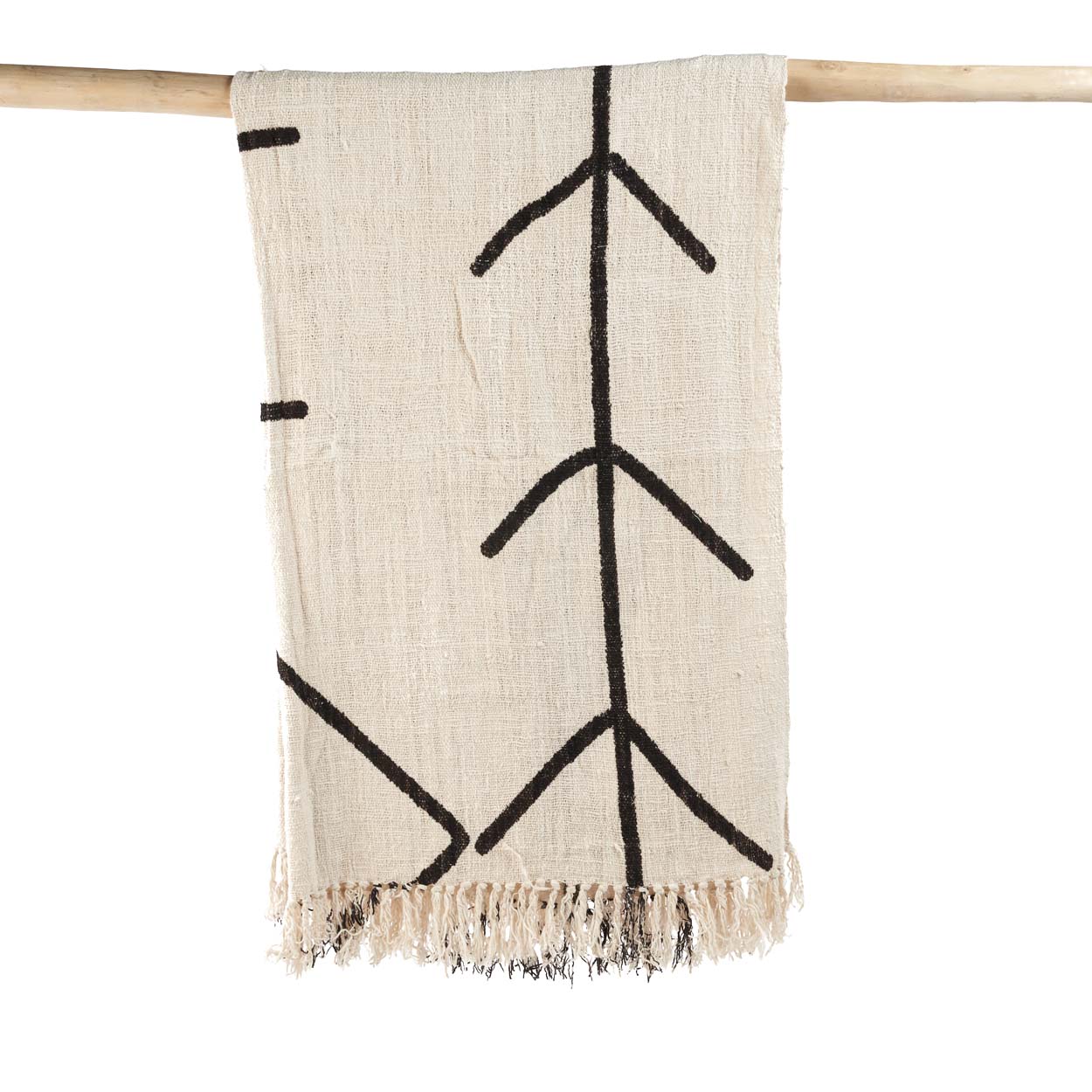 Jeté de lit beige dessins lignes formant des flèches noires et suspendu sur une branche