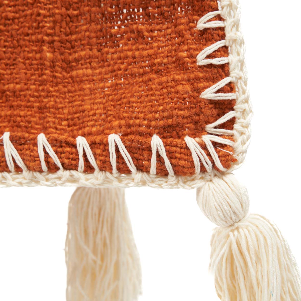 Angle de couverture couleur argile avec des broderies blanches macramé