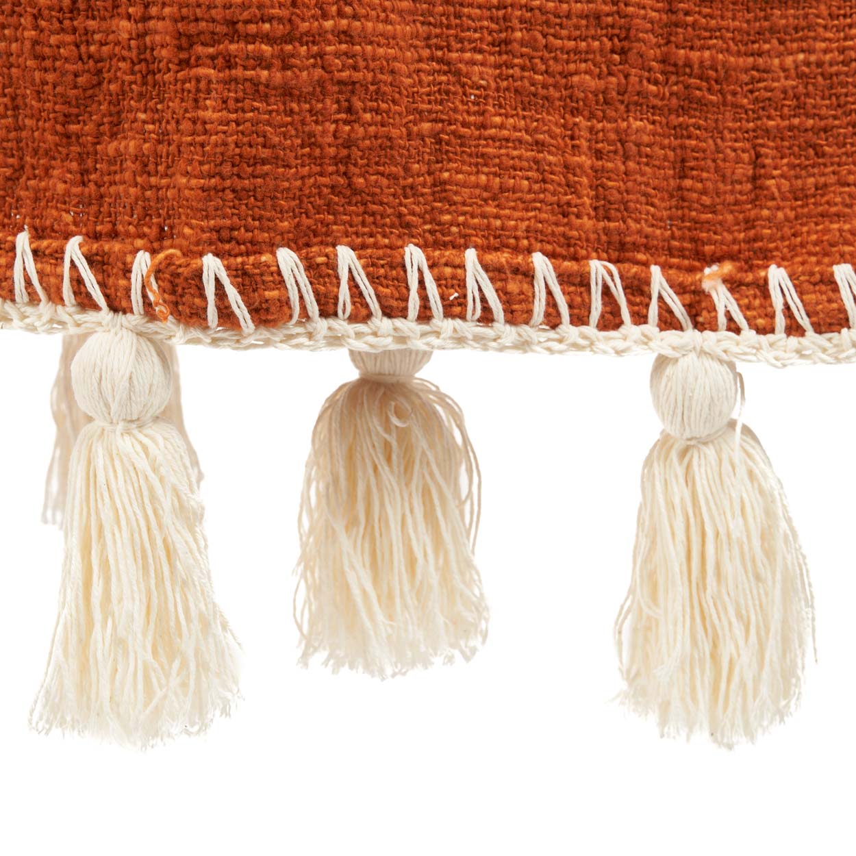 3 pompons de coton beige rebord couverture rouge terre